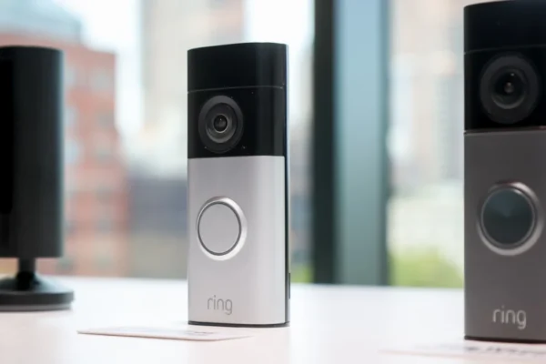 Amazon Ring lancia riconoscimento facciale AI Familiar Faces tra polemiche privacy e blocchi